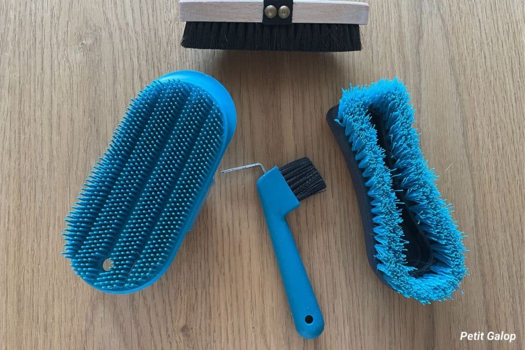 Matériel pansage de base cheval